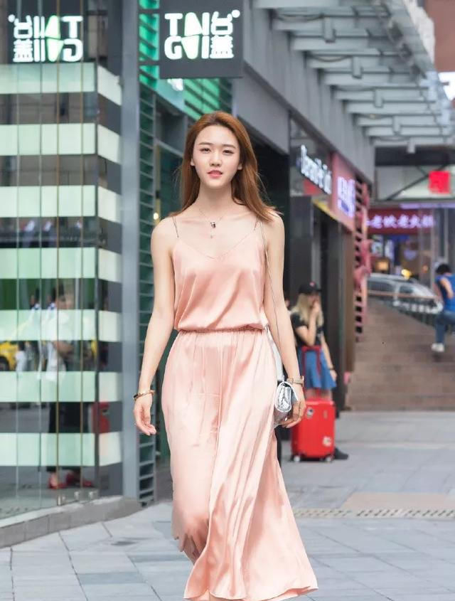  美女|美女穿上一字带的高跟鞋,走在春夏的街头,就是一道靓丽的风景