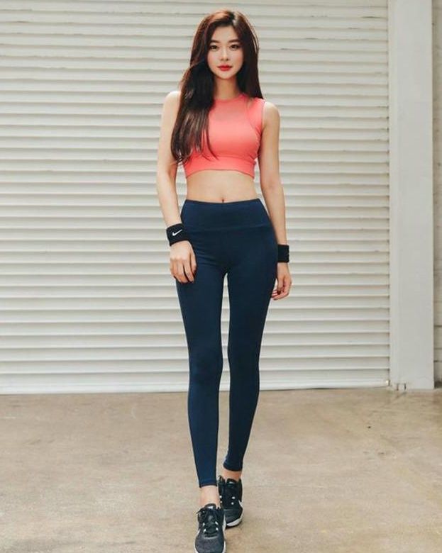 凹凸紧致的打底裤美女，突显苗条小蛮腰，让人一眼难忘!