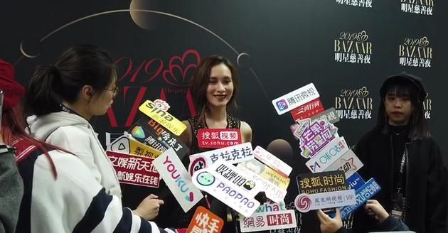 卢靖姗她的照片