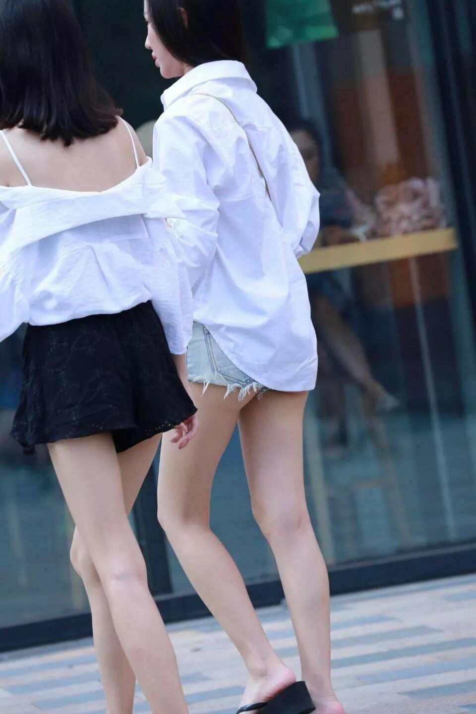 街拍路人:皮肤吹弹可破，闺蜜的吊带衣服惹眼!