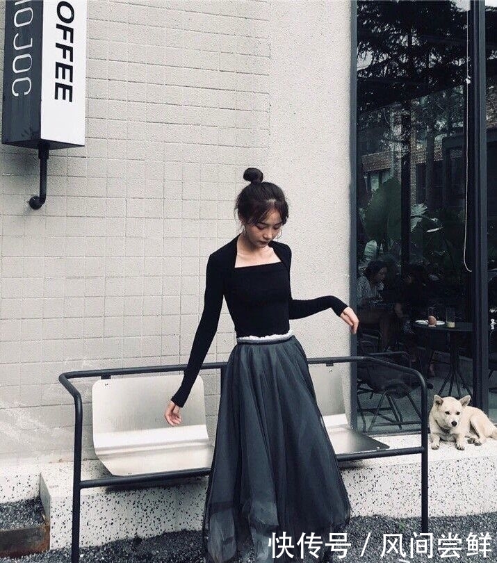 皮肤很|街拍:小姐姐身穿白色长裙,样子非常可爱,很有少女范