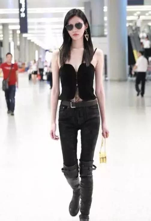 奚梦瑶真厉害，穿吊带却搭了双过膝长靴居然不丑，不愧是超模