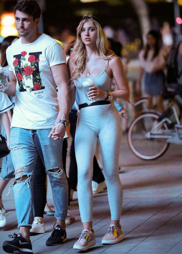 微胖身材的外国辣妹穿紧身吊带连体衣，好身材挡不住，若隐若现真