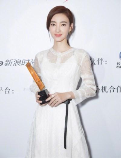 王丽坤不愧素颜女神！一袭白裙美若天仙，网友：林更新就偷着乐吧