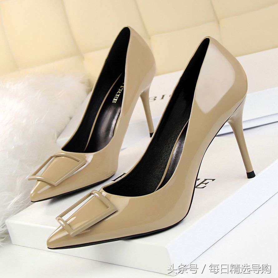 这个夏天，高温出门跟高跟鞋更配哦，尽情地绽放出你的魅力