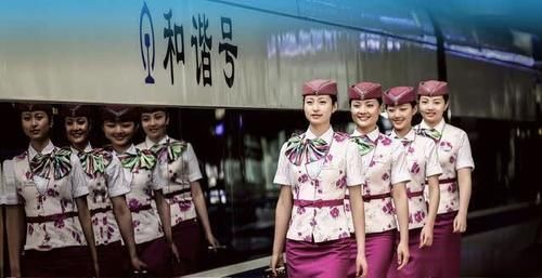  美女@高铁上男子一声“铁姐”逗乐众人，美女乘务员的回应赢得满