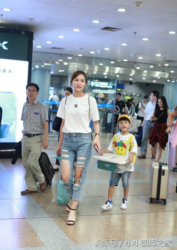 叶一茜身穿夸张破洞牛仔裤，网友:显得腿太粗了!