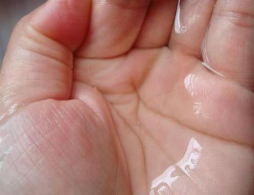 同事40岁大姐皮肤干净细腻,只用家中一小物敷脸,半月斑点皱纹消