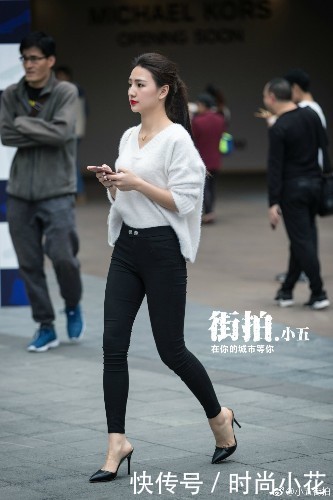 路人街拍:这么骄傲可爱的小姐姐,是想送花给心仪的男生吗