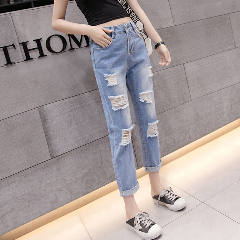 过时的裙子、短裤都别穿了，入秋后流行这几款牛仔裤，修身显瘦