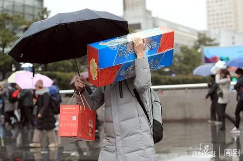  【春运】直击春运：冬雨绵绵挡不住回乡客的脚步