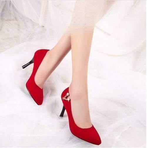 经典的细高跟，娇羞典雅，给人炫目的视觉效果更加闪耀动人