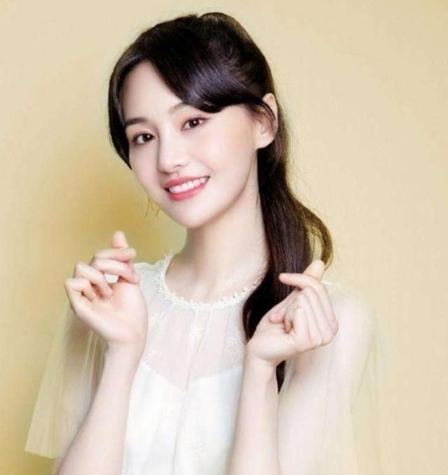  【脸上】脸上有这3处“特征”的女生，并不适合披发，露出五官更女神！