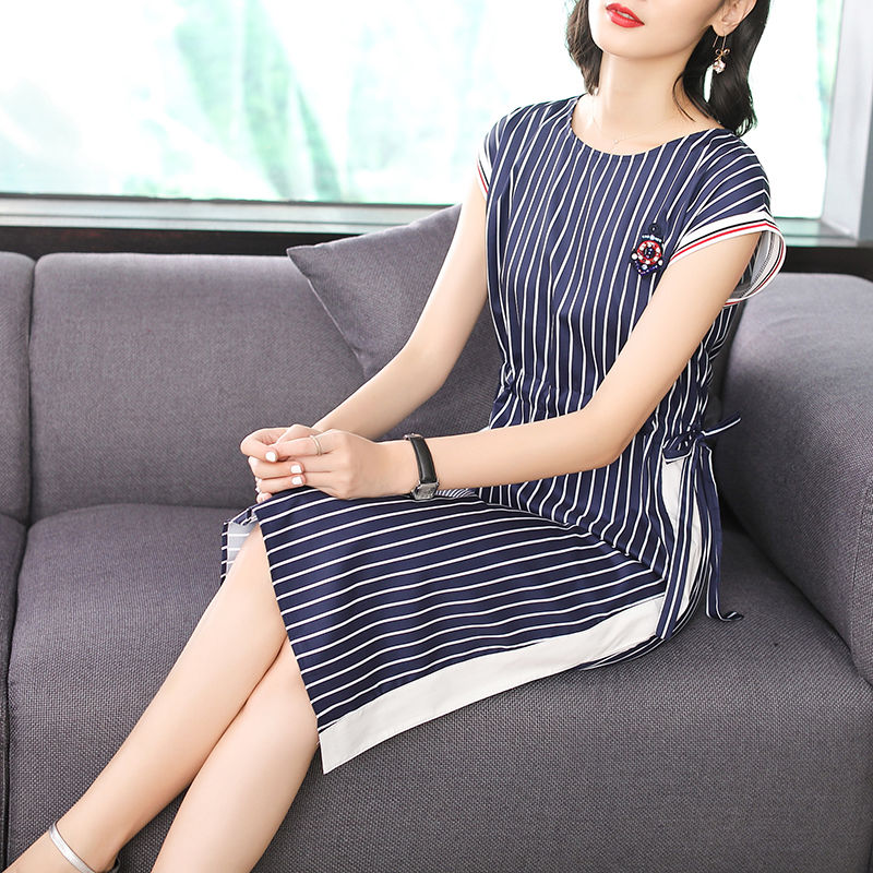 70后女人，美的令人惊艳，只因穿这”欧货裙”，显肤白显美嫩