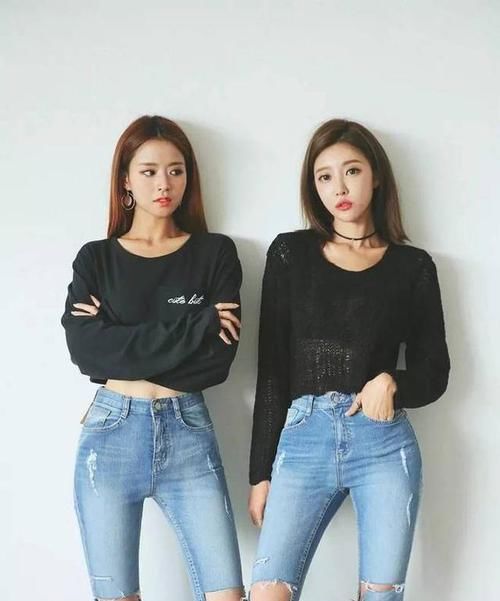  『腿部线条』牛仔裤尽显优美曲线，简约又衬托魅力，时尚高挑美丽俏美乖甜！