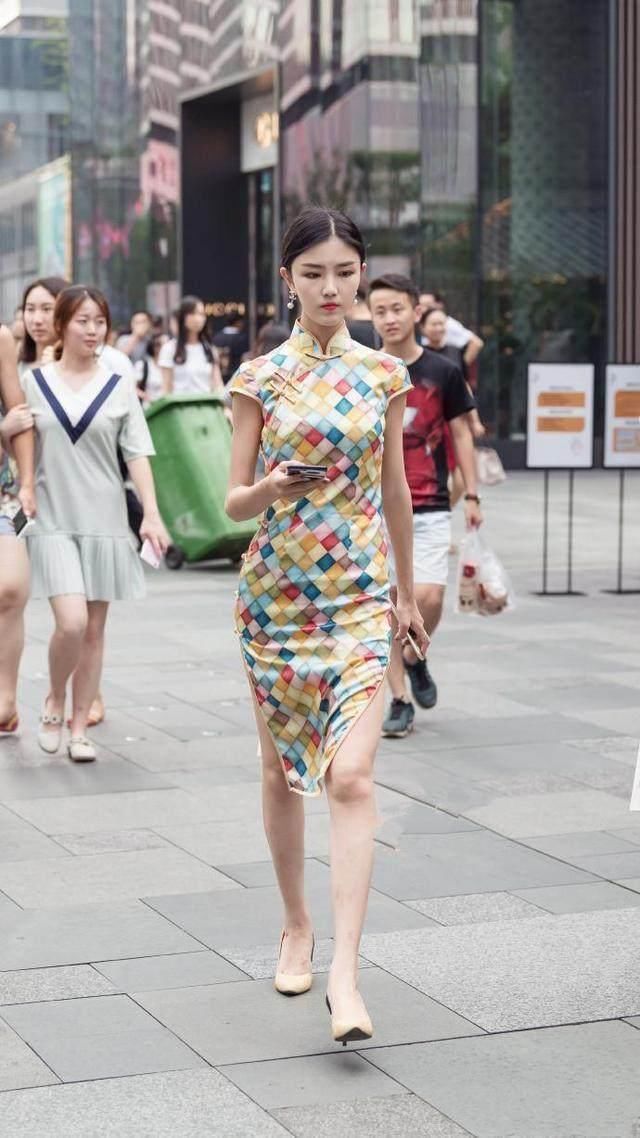 街拍：性感的吊带，这一身穿搭确实很有感染力呢？