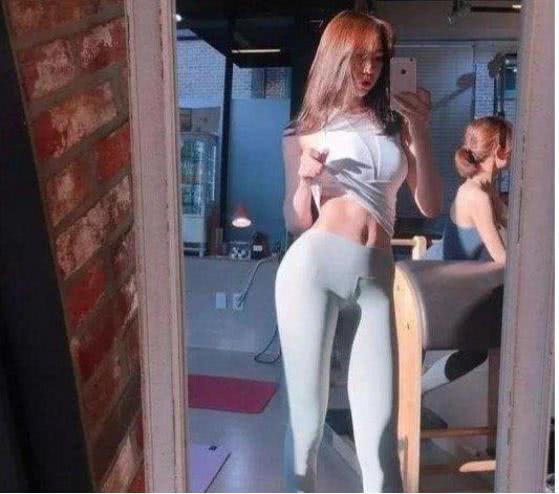 紧身打底裤展现纤细身姿，包裹性感，轻轻松松婀娜多姿