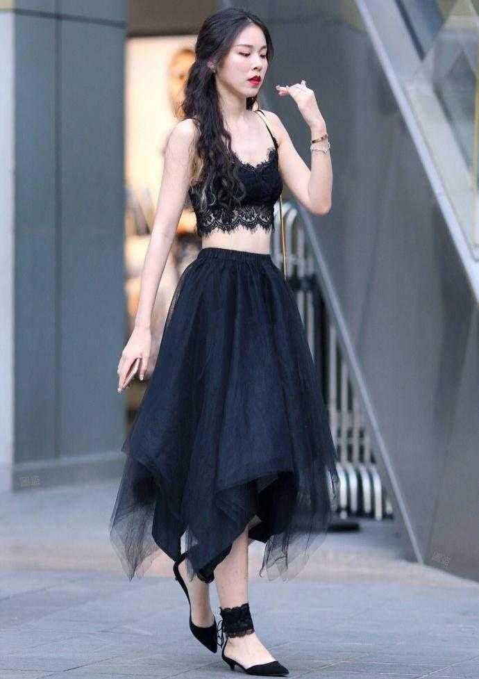 街拍: 薄纱裙出街的妹子, 上身穿的是什么?