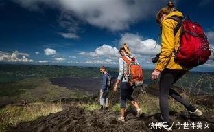 同样是出门旅游,为啥中国人喜欢拖箱子,老外却爱背包