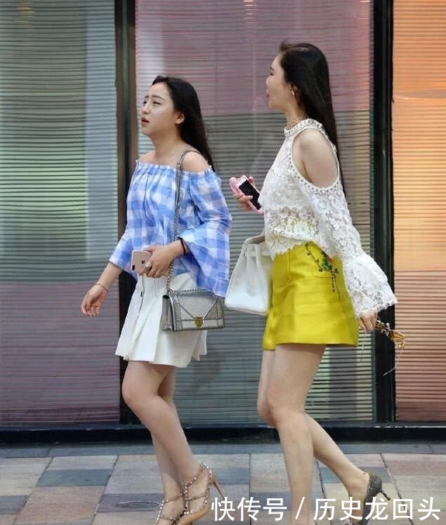 『以选择』街上美女的短裙搭配魅力十足,苗条与微胖之间,男人该如何选择?