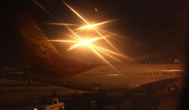 晚上乘坐飞机,不仅机票便宜速度也快,但为何大家都不喜欢呢