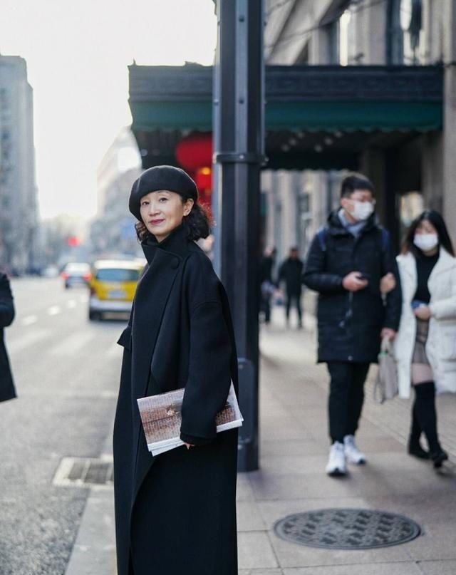  [学学]女人过了五十岁，少穿T恤配短裤吧！学学三木妈妈这样穿，真优雅