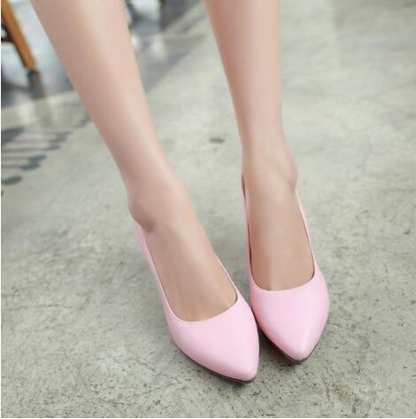 搭配小小尖头细跟，尽显奢华大气与性感妩媚，做一个精致女人