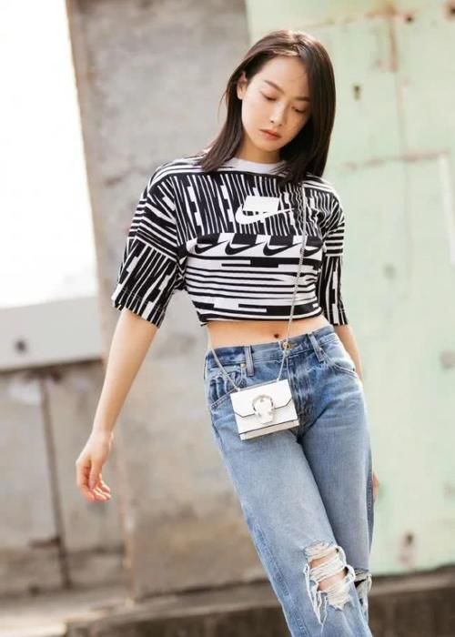  『蝴蝶结』宋茜秀小蛮腰的方式真特别！两个蝴蝶结拼成泡泡袖上衣，高贵撩人