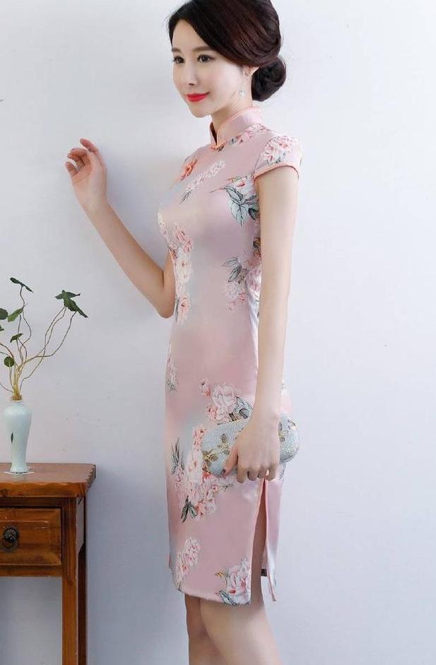 妩媚动人的是旗袍，还是美人？