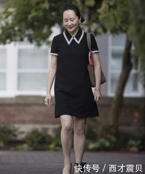  「脚铐」华为老总长女戴脚铐也优雅！神情淡定又从容，同父异母妹妹更迷人