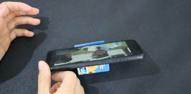  『实用』废弃银行卡扔掉很可惜，用打火机烧一烧做成手机支架，美观还实用