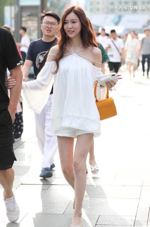 时尚街拍:热裤配连衣裙,这个大长腿小姐姐,优雅又性感!