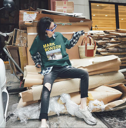 这条牛仔裤我叫它“粗腿的反击”！时髦精出动，潮流就要抢先！