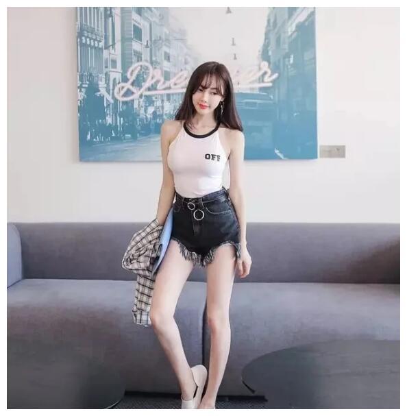 紧身牛仔短裤小姐姐，秀出完美曲线，无论走到哪都是焦点！