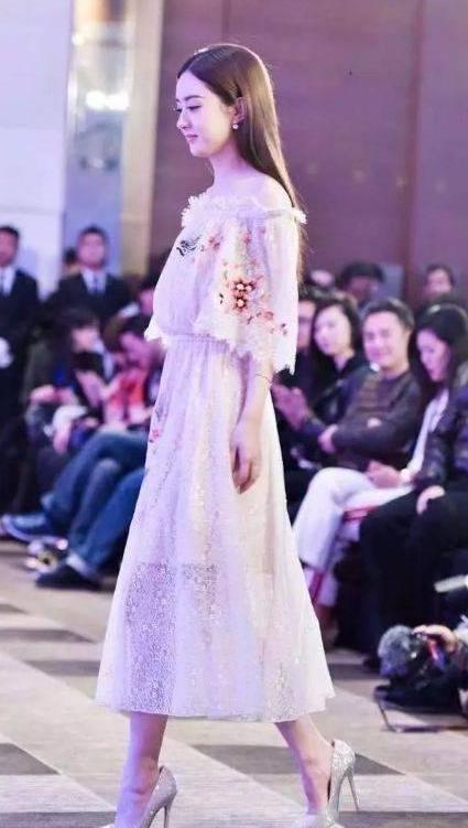 女星脱掉高跟鞋：赵丽颖青春可爱，baby五五分身材，高圆圆…