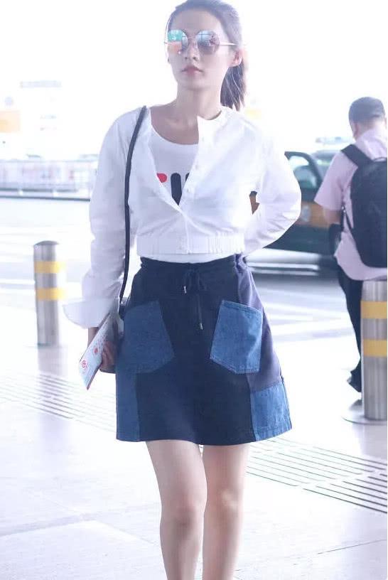 李沁机场大胆穿‘补丁裙’, 网友: 有颜值就是任性啊, 穿出时尚感
