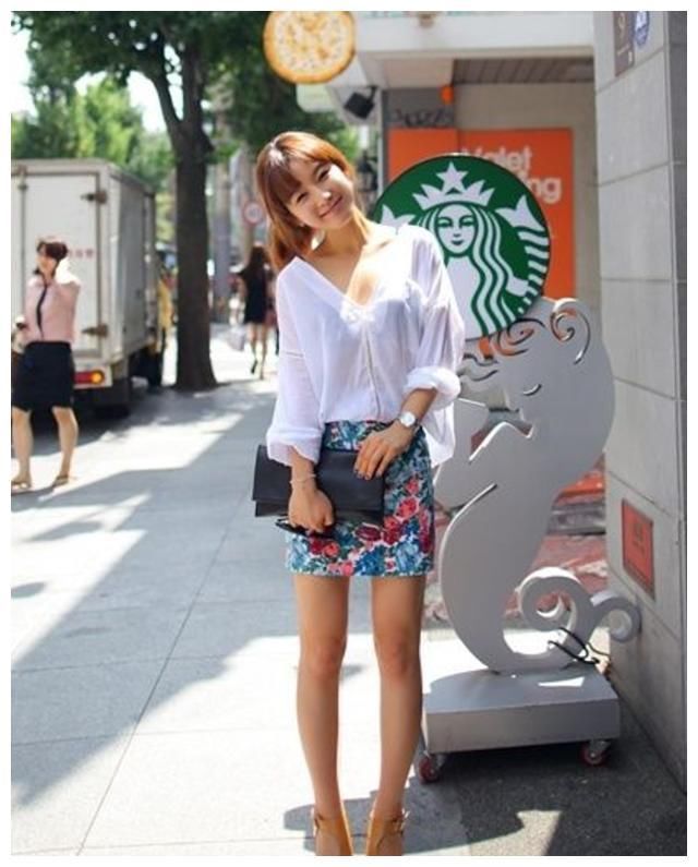 街拍:性感吊带连体开叉裙，尽显成熟女性的妩媚，让人无法阻挡