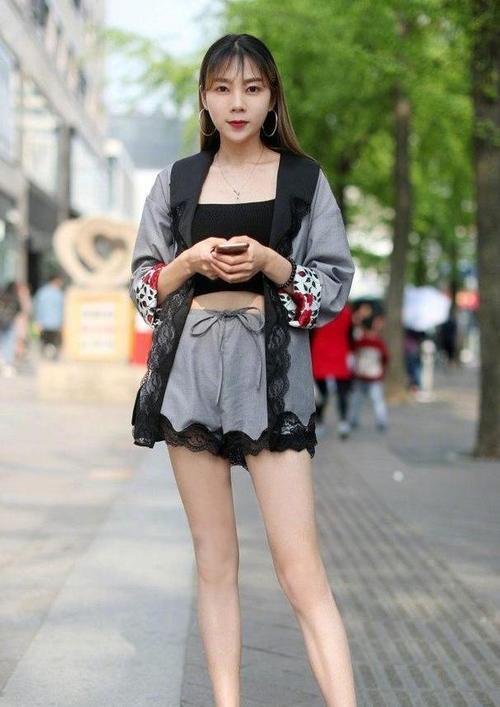 路人街拍，小姐姐身穿紧身连衣裙，优雅又性感