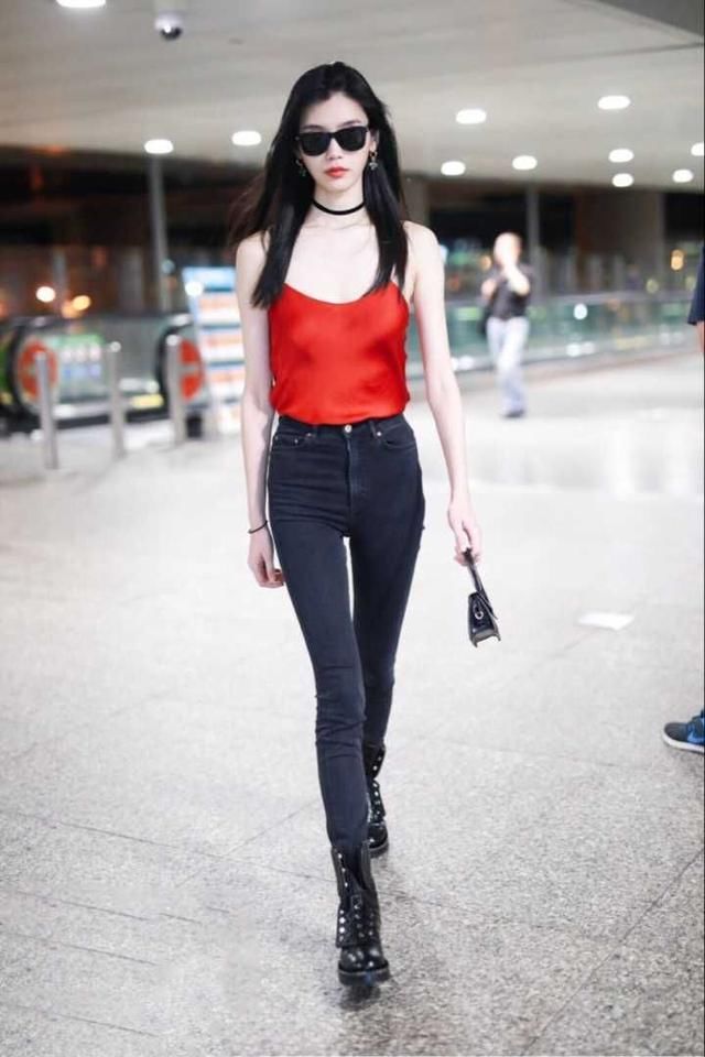 这才是吊带的正确打开方式，奚梦瑶红色吊带完美诠释曲线身材！