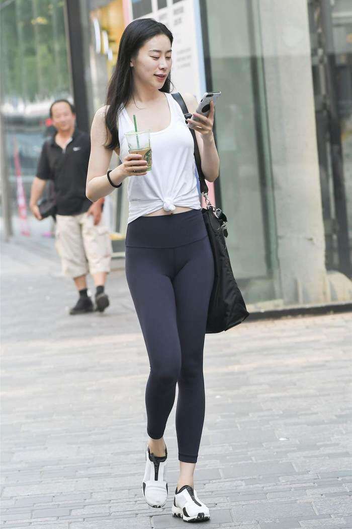 街拍: 成熟韵味十足的辣妈, 一件紧身裤凸显紧致身材