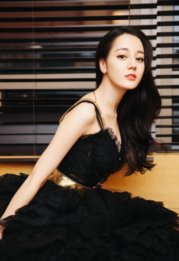 迪丽热巴身穿黑色吊带裙身材令人目不转睛，网友:要喷鼻血了