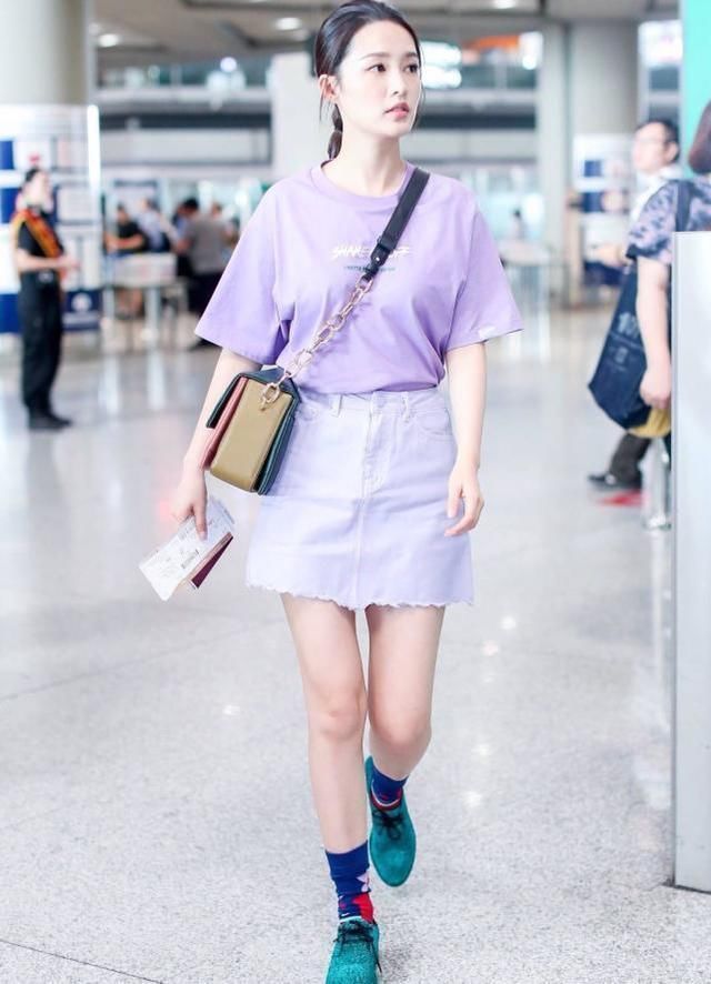 李沁裤腰是不是太紧了?把腰都勒出赘肉来,这下就尴尬了吧!