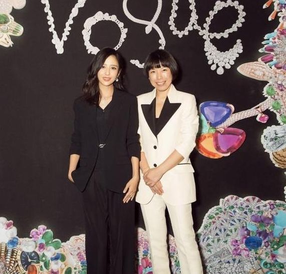 佟丽娅和叶一茜同是34岁，同穿黑西装却一个是女神一个似路人！