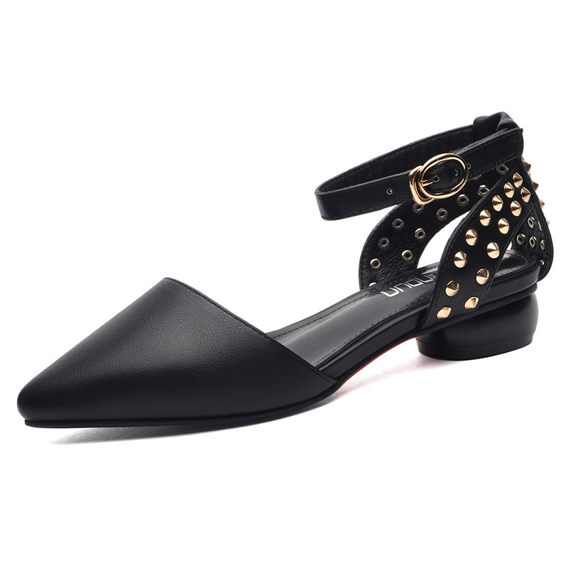 四五十岁女人别打扮得太土,穿上这双“摩登凉鞋”,立马年轻5岁