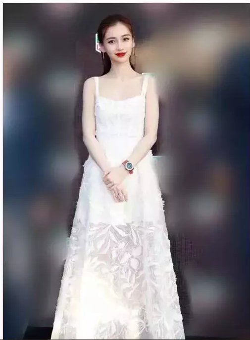 奶茶妹妹与杨颖穿白色吊带裙，网友:豪门的蝴蝶骨一般人可比不了