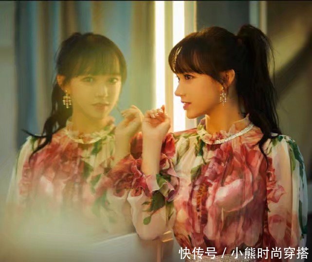 20岁程潇撞上26岁迪丽热巴，身穿印花气质长裙展现不同魅力！