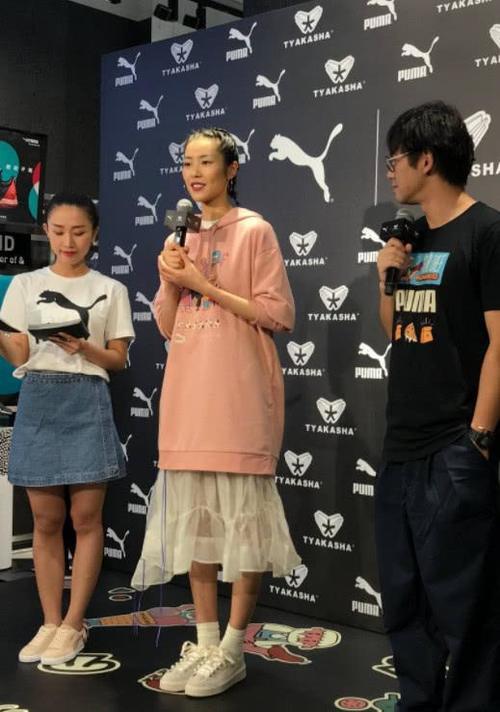 刘雯在鞋子上插根羽毛，虽然廉价但好看，这腿简直不给人活路！