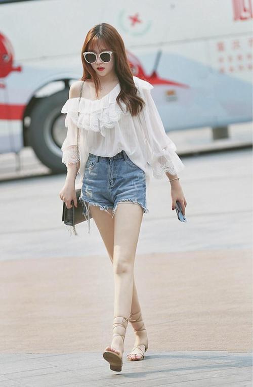 街拍：皮肤白皙明媚的小姐姐，搭配上娇俏甜美显女人味！