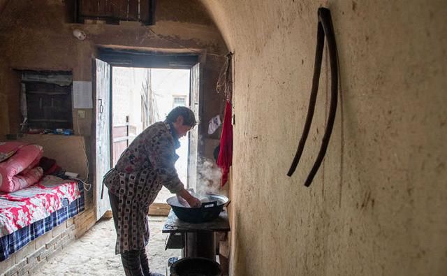  [住在地坑院]雪中实拍中国保存最完好的地下古穴居群，年久超百