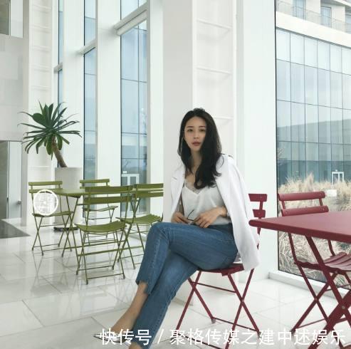 身材高挑的气质小姐姐，不管是紧身打底裤还是牛仔裤，都性感妖娆